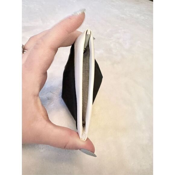 Quay black and white sunglasses case - Picture 4 of 5